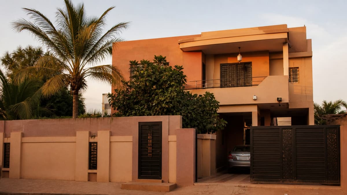 Villa F4 avec cour et parking — ACI 2000